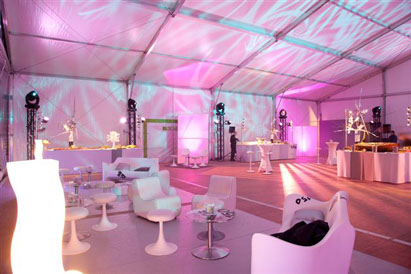 Intérieur design d'une tente rigide pour un événement d'entreprise mélange de lumières, de son et d'un écran géant