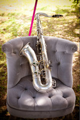 Saxophone sur fauteuil gris